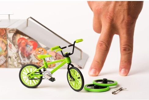 قبضة وخدع - إصبع أخضر BMX Freestyle مع عجلتين إضافيتين للدراجة وأداة دراجة إصبع واحدة - حزمة لعبة إصبع واحدة للأطفال بعمر 6 سنوات فما فوق in Kuwait