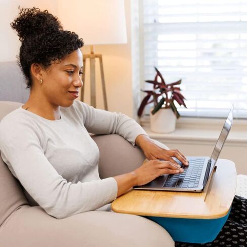 Yogibo Traybo 2.0 مكتب لاب توب، مكتب لاب توب من الخيزران مع وسادة للكمبيوتر المحمول مدمج في فتحة للكمبيوتر اللوحي أو الهاتف، وسادة لاب للعمل والقراءة والكتابة ولوحة لاب توب، رمادي داكن in Kuwait