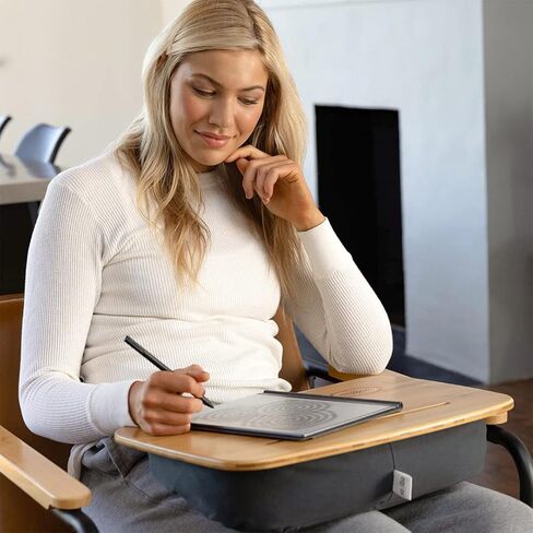 Yogibo Traybo 2.0 مكتب لاب توب، مكتب لاب توب من الخيزران مع وسادة للكمبيوتر المحمول مدمج في فتحة للكمبيوتر اللوحي أو الهاتف، وسادة لاب للعمل والقراءة والكتابة ولوحة لاب توب، رمادي داكن in Kuwait