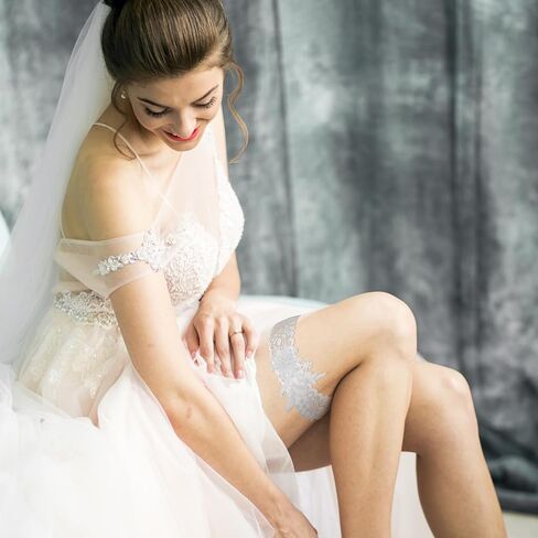 Wedding Garters for Bride, 2 Pieces White Wedding Garters Bride Stretchy Bridal Garters Floral Garter Belt Elastic Lace Thigh Garter Plus Size Bride Garter Accessories for Bachelorette Wedding Party in Saudi Arabia