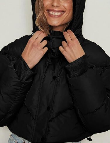 سترة نسائية منتفخة مقصوصة شتوية بغطاء للرأس قابلة للإزالة وسحاب ومعاطف مبطنة مع جيوب in Kuwait