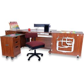 Arrow Sewing Kangaroo Sewing Furniture Outback Sewing Cabinet في أثاث من خشب الساج قابل للتعديل الارتفاع للخياطة الهيدروليكية وكرسي للحرف اليدوية في نسيج تاج روبي أحمر