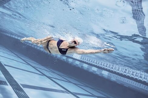 بدلة سباحة نسائية من ARENA Team Solid Swim Top Tie Back Athletic بيكيني فقط بدلة سباحة رياضية للسيدات للتدريب على السباحة التنافسية in Kuwait