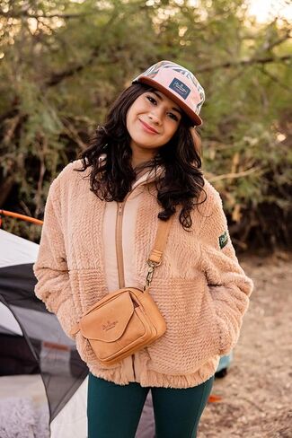 سترة منفوخة من الفرو الصناعي تيدي بير فائقة النعومة مع حزام خصر مشدود in Kuwait