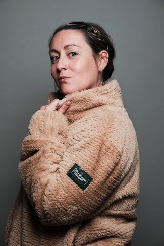 سترة منفوخة من الفرو الصناعي تيدي بير فائقة النعومة مع حزام خصر مشدود in Kuwait