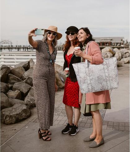 حقيبة كبيرة للشاطئ من Octsky للنساء مقاومة للماء ومقاومة للرمل مع سحاب للسفر في صالة الألعاب الرياضية على الشاطئ in Kuwait