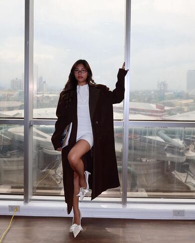 حذاء كوينا نسائي من JW PEI مزين بالزهور وحزام خلفي in Kuwait