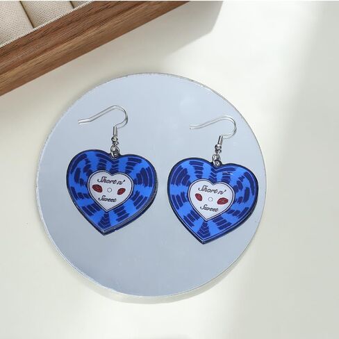 أقراط سابرينا كاربنتر 𝐒𝐡𝐨𝐫𝐭 𝐧' 𝐒𝐰𝐞𝐞𝐭 للحفلات الموسيقية للنساء المعجبين من الأكريليك الأرجواني على شكل قلب أقراط متدلية من ألبوم سابرينا أقراط مستوحاة من إكسسوارات الملابس لديكور الملابس in Kuwait