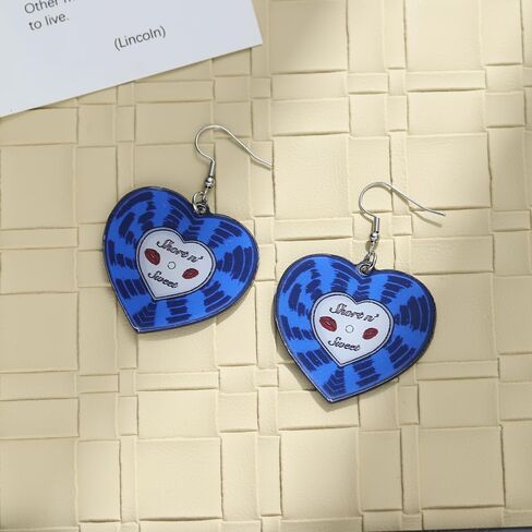 أقراط سابرينا كاربنتر 𝐒𝐡𝐨𝐫𝐭 𝐧' 𝐒𝐰𝐞𝐞𝐭 للحفلات الموسيقية للنساء المعجبين من الأكريليك الأرجواني على شكل قلب أقراط متدلية من ألبوم سابرينا أقراط مستوحاة من إكسسوارات الملابس لديكور الملابس in Kuwait