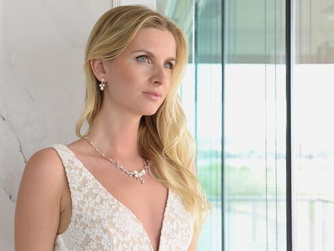 ماريل طقم مجوهرات زفاف فاخر مكون من عقد واقراط مرصعة بحجر الزركونيا المكعب من لؤلؤ المياه العذبة الأصلية in Kuwait