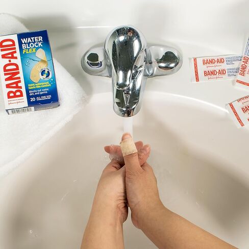 وسادات لاصقة كبيرة الحجم من العلامة التجارية Band-Aid، وسادات ضمادة مقاومة للماء بنسبة 100% للعناية بالجروح البسيطة والخدوش والجروح، تصميم فائق المرونة، معقمة، كبيرة، 6 قيراط in Kuwait