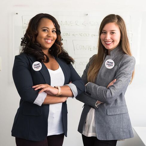 أزرار White Trump Vance 2024، دبابيس حملة الانتخابات الرئاسية، 2.25 بوصة (عبوة من 3) in Kuwait