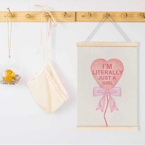 laveliabel الوردي Coquette ديكور غرفة ملصق إطار شماعات، ملصق لافتة وردية Preppy مع شماعات خشبية، أنا حرفيًا مجرد فتاة عصرية على شكل قوس ديكور جداري فني لشقة غرفة النوم الجامعية للفتيات، 12 × 16 بوصة in Kuwait