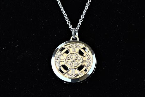 قلادة من Wild Essentials Celtic Cross للزيوت العطرية خالية من النيكل مع سلسلة 24 بوصة، 6 وسادات لإعادة التعبئة، مجوهرات عطرية متغيرة اللون قابلة للتخصيص للعلاج بالروائح in Saudi Arabia