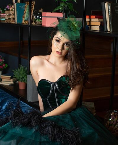 Mesh Feather Fascinators Hat Headdress 20s Vintage Flowers Veil Hair Accessory Bridal Wedding Tea Party Headwear in Saudi Arabia