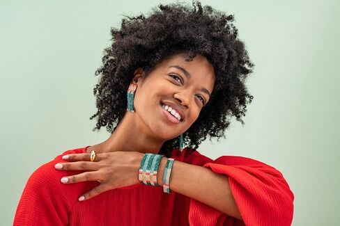 مجموعة مجوهرات بوهو بالحبر + سبيكة مطرزة - أقراط أفا مهدبة ومجموعة أساور بروكلين القابلة للتمدد (بريبي حديثة) in Kuwait