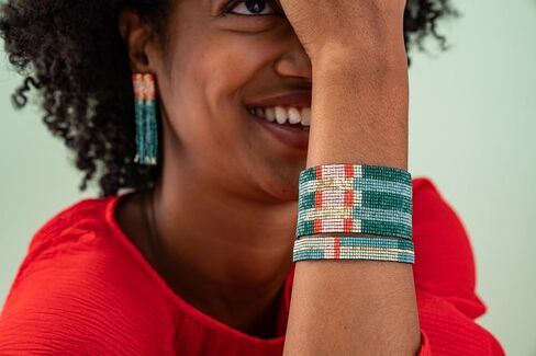 مجموعة مجوهرات بوهو بالحبر + سبيكة مطرزة - أقراط أفا مهدبة ومجموعة أساور بروكلين القابلة للتمدد (بريبي حديثة) in Kuwait