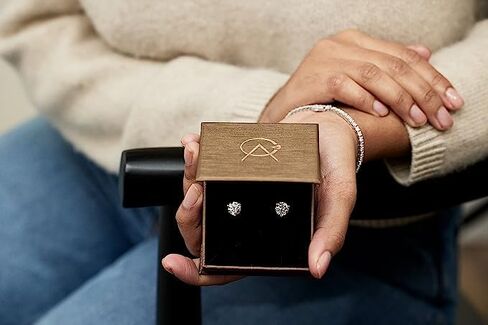 أقراط هالة من الألماس المستدير 1 قيراط معتمدة من IGI للنساء أقراط من الذهب عيار 14 قيراط (G-H، VS1-VS2، 1.00 قيراط) أقراط ألماس رائعة من Carbon Atelier in Kuwait