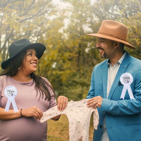 دبابيس شارة صفيح للأم والأب، قطعتان مثاليتان لاستحمام الطفل/إظهار الجنس دبابيس للآباء الجدد دبابيس استحمام للأطفال هدية للحفلات لكل أم لتكون وأب ليكون in Kuwait