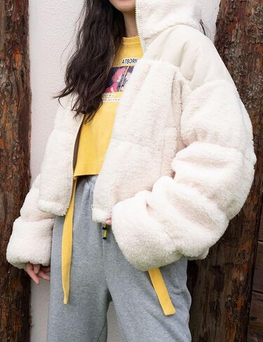 سترة نسائية منتفخة قصيرة بسحاب كامل وياقة واقفة، معطف مبطن مع جيوب in Kuwait