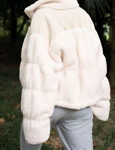 سترة نسائية منتفخة قصيرة بسحاب كامل وياقة واقفة، معطف مبطن مع جيوب in Kuwait