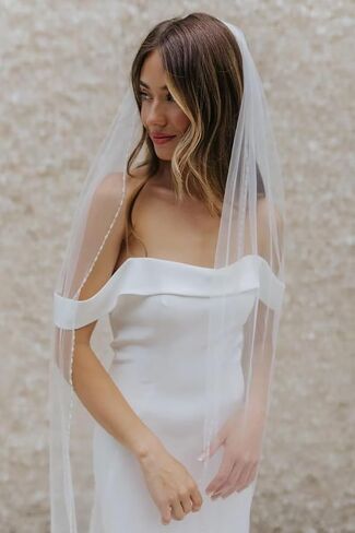 Bridal Veil Pearl Crystal Edge 3D Flower Pearls Wedding Veils with Comb,1 Tier Fingertip Length Short Bride Veils in Saudi Arabia