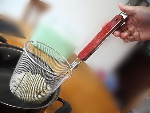 TENTA Kitchen Premium 18/8 شبكة من الفولاذ المقاوم للصدأ سباجيتي زلابية مصفاة المعكرونة - قطر الفم 3.8 بوصة سلة ومقبض 8.1 بوصة in Kuwait