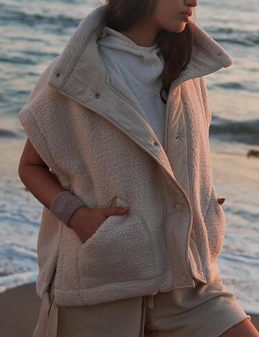 Women's Fleece Vest Oversized Sleeveless Fuzzy Sherpa Vests Outerwear with Pockets in Saudi Arabia