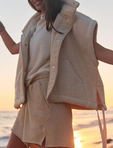 Women's Fleece Vest Oversized Sleeveless Fuzzy Sherpa Vests Outerwear with Pockets in Saudi Arabia