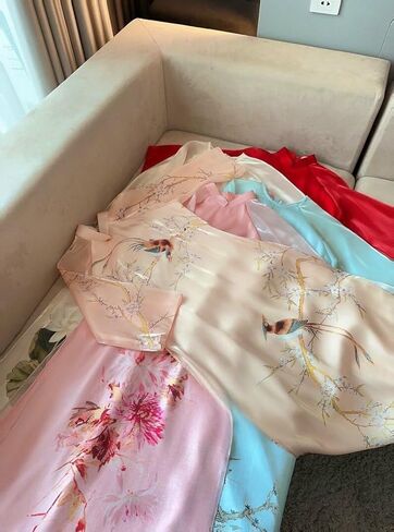 طقم شيفون آو داي بطبعات لوتس الربيع | الفيتنامية الحديثة المعدة مسبقًا آو داي| السنة القمرية الجديدة in Kuwait