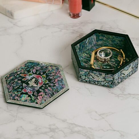 صندوق حلى من عرق اللؤلؤ بغطاء من جبل فبراير - هدايا بتصميم زهرة مع فراشة للنساء in Kuwait