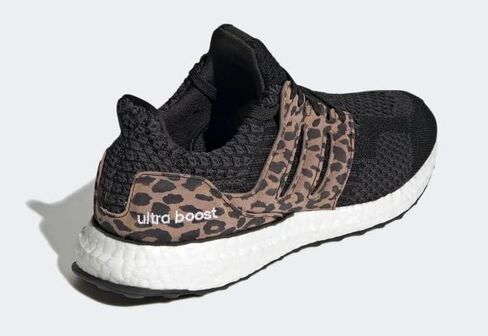 حذاء Ultraboost 5.0 DNA للسيدات من Adidas، أسود أساسي/أسود أساسي/كربون in Saudi Arabia