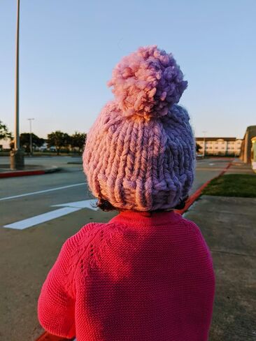 Mindfulknits تعلم كيفية الحياكة - حياكة قبعة صغيرة مكتنزة - إبر الحياكة، إبرة الغزل وخيوط الحياكة الضخمة من الأكريليك - موكا - مجموعة لوازم الحياكة الأساسية للمبتدئين للاسترخاء وتخفيف التوتر in Kuwait