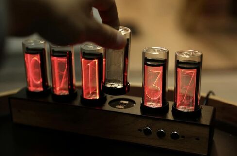 ساعة رقمية على شكل أنبوب Nixie لمحاكاة إبداعية، تقويم إلكتروني 6 بت LCD تصميم مغناطيسي بألوان متغيرة، ديكور مكتب عتيق عتيق، أفضل هدية لصديقك، بني in Kuwait