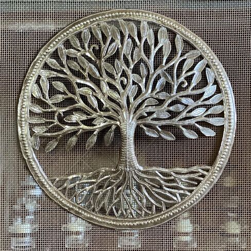 لوحة فنية جدارية صغيرة لشجرة الحياة العضوية مؤطرة، 17.25 بوصة، ديكور فني معدني معلق على الحائط، مصنوعة يدويًا في هايتي، داخلي وخارجي، جذور عائلية من الفولاذ المعاد تدويره in Kuwait