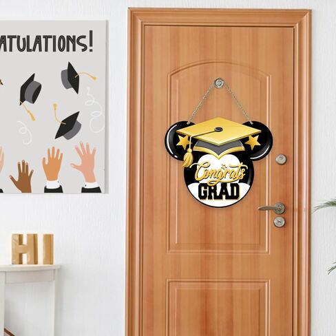 فئة deroro من 2024 Congrats Grad Cartoon Mouse علامة الباب الأمامي، قبعة التخرج الذهبية، شماعة الباب الخشبية في الهواء الطلق ديكور الشرفة الخارجية، إكليل خشبي داخلي للتعليق على الحائط لطلاب الكلية in Kuwait