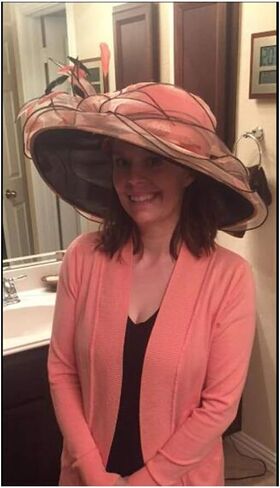 قبعات سباق الشابات لشهر يونيو، قبعة الأورجانزا ذات الريش الكشكشة in Kuwait