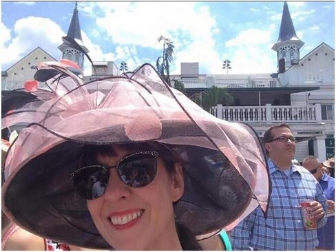 قبعات سباق الشابات لشهر يونيو، قبعة الأورجانزا ذات الريش الكشكشة in Kuwait