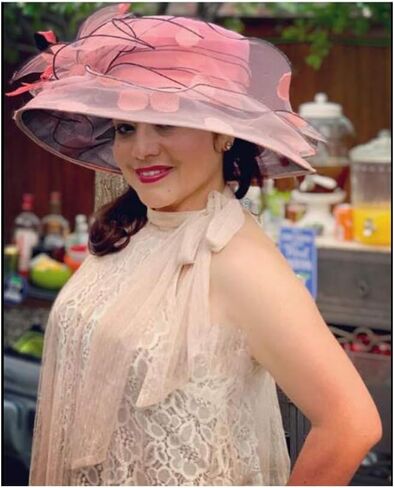 قبعات سباق الشابات لشهر يونيو، قبعة الأورجانزا ذات الريش الكشكشة in Kuwait