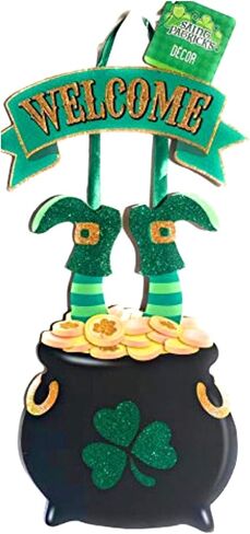 عيد القديس باتريك Lucky the Leprechaun عميقًا في وعاء من الذهب المتدلي بعلامة "الترحيب".… in Saudi Arabia