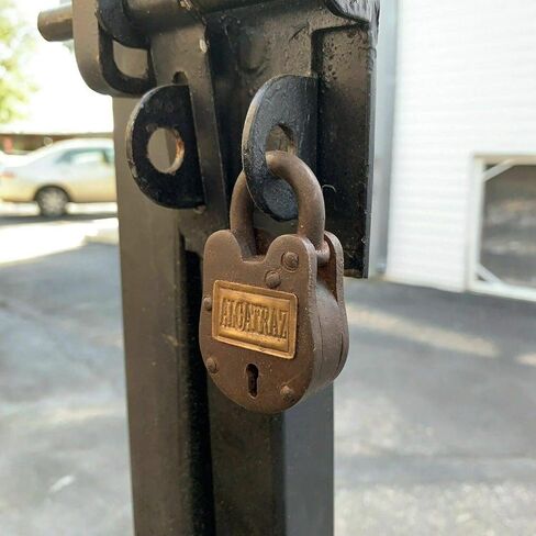 قفل حديد الزهر لسجن الكاتراز - لمسة نهائية صدئة عتيقة مع علامة نحاسية - قفل عمل مع مفاتيح in Kuwait