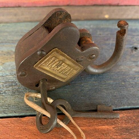 قفل حديد الزهر لسجن الكاتراز - لمسة نهائية صدئة عتيقة مع علامة نحاسية - قفل عمل مع مفاتيح in Kuwait