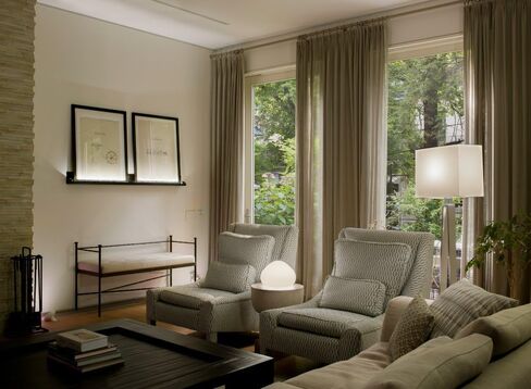 لمبات Philips Hue White 4-Pack A19 60W LED الذكية القابلة للتعتيم، متوافقة مع Alexa وHomeKit وGoogle Assistant، يلزم وجود محور (سكان كاليفورنيا) in Saudi Arabia