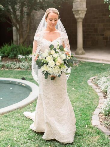 Rinlong 16.5 Inch Wedding Bouquets for Bride White Sage Green Bridal Bouquet for Wedding Artificial Flowers Real Touch Silk Bouquet Wedding Ceremony in Saudi Arabia