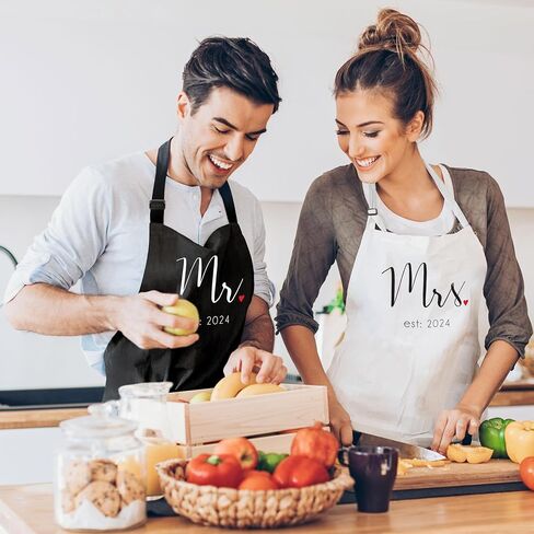 مآزر Prazoli His and Her - هدية خطوبة للأزواج من Mr Mrs Founded 2024، هدية لطيفة لحفلات الزفاف وعناصر تسجيل الزفاف والديكور، هدايا الانتقال لمنزل جديد هدية للعروسين حديثًا in Kuwait