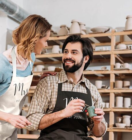 مآزر Prazoli His and Her - هدية خطوبة للأزواج من Mr Mrs Founded 2024، هدية لطيفة لحفلات الزفاف وعناصر تسجيل الزفاف والديكور، هدايا الانتقال لمنزل جديد هدية للعروسين حديثًا in Kuwait