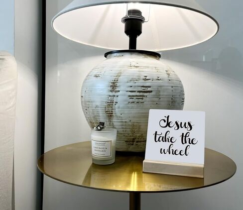 ديكور مسيحي، لوحة مكتب مع حامل خشبي مقاس 10.16 × 4.3 بوصة، لافتة خشبية ملهمة، فن ديكور الطاولة، ديكور ديني للمزرعة المنزلية، عمل فني مسيحي، علامة يسوع تأخذ العجلة in Kuwait