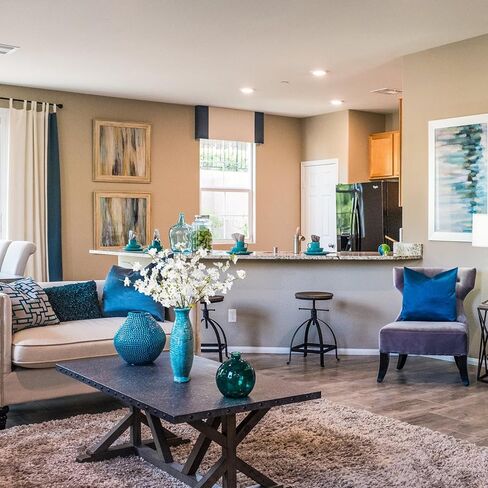 ديكور زهر الكرز 4 قطع 31 بوصة جذع قصير فروع زهر الكرز زهور صناعية للمنزل ديكور طاولة الزفاف (أبيض) in Kuwait