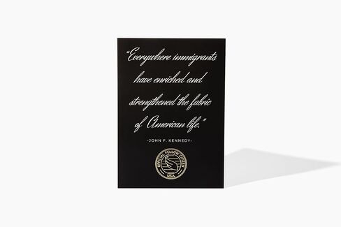 مجموعة هدايا تهنئة للمواطن الأمريكي الجديد مع مظروف ودبوس ذهبي على شكل علم أمريكي مصنوع في الولايات المتحدة الأمريكية in Kuwait