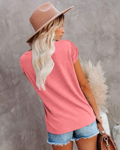 قمصان نسائية بأكمام قصيرة ملابس الصيف تيشيرتات برقبة على شكل V بلوزات غير رسمية أنيقة تيز موضة 2024 in Kuwait